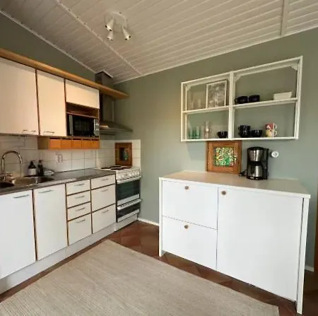 Bungalow, Jossa On Sauna Ja Puutarha エスポー
