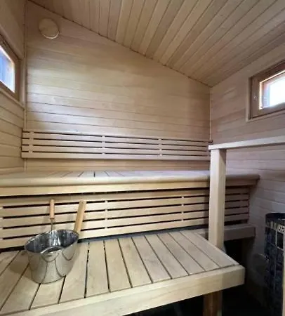 Bungalow, Jossa On Sauna Ja Puutarha Kemping