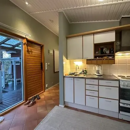 Bungalow, Jossa On Sauna Ja Puutarha Kemping