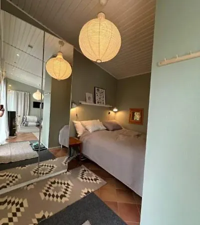 Bungalow, Jossa On Sauna Ja Puutarha エスポー