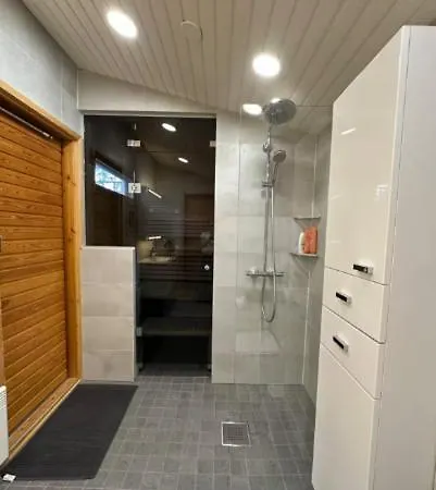 Bungalow, Jossa On Sauna Ja Puutarha