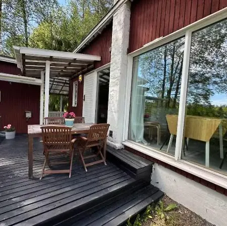 Kemping Bungalow, Jossa On Sauna Ja Puutarha Espoo
