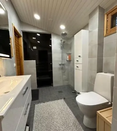 Bungalow, Jossa On Sauna Ja Puutarha *