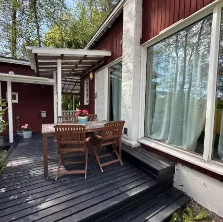Kemping Bungalow, Jossa On Sauna Ja Puutarha Espoo