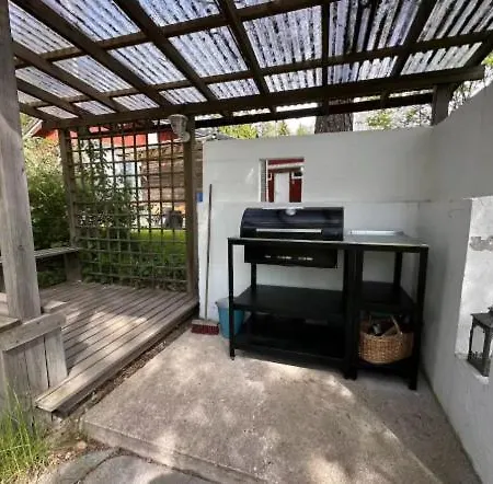 Bungalow, Jossa On Sauna Ja Puutarha *